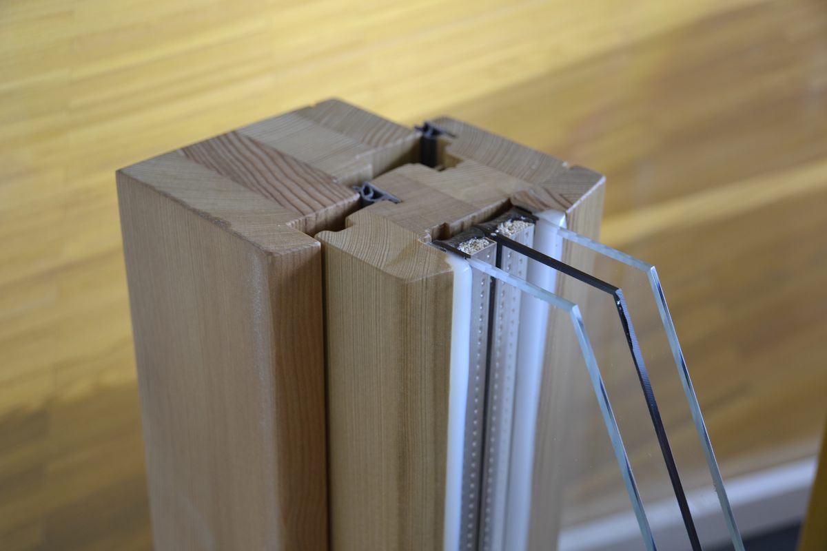 Doorsnede van een houten raam met tripleglas: drie glasbladen met afstandhouders ertussen, en de dichtingen in het hout