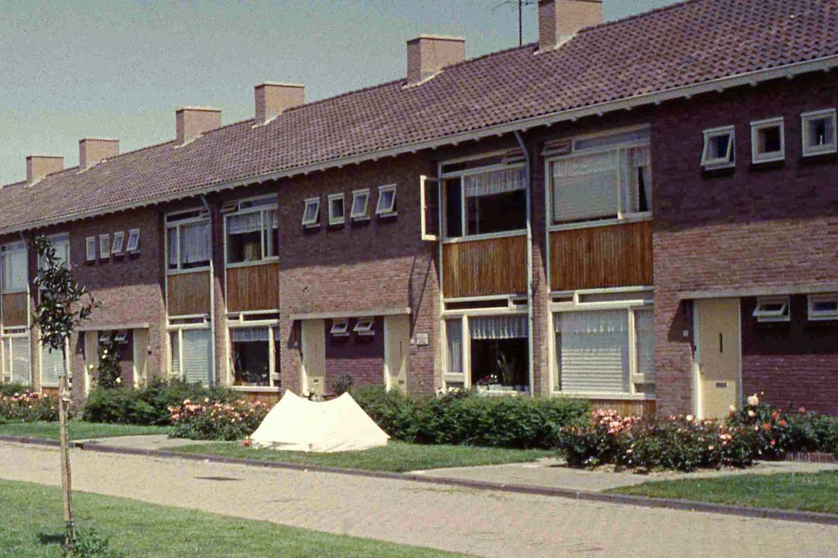 Een rij eengezinswoningen in Spijkenisse in 1972: bakstenen gevels, houten borstweringen onder de ramen en een doorlopend hellend pannendak met schoorstenen